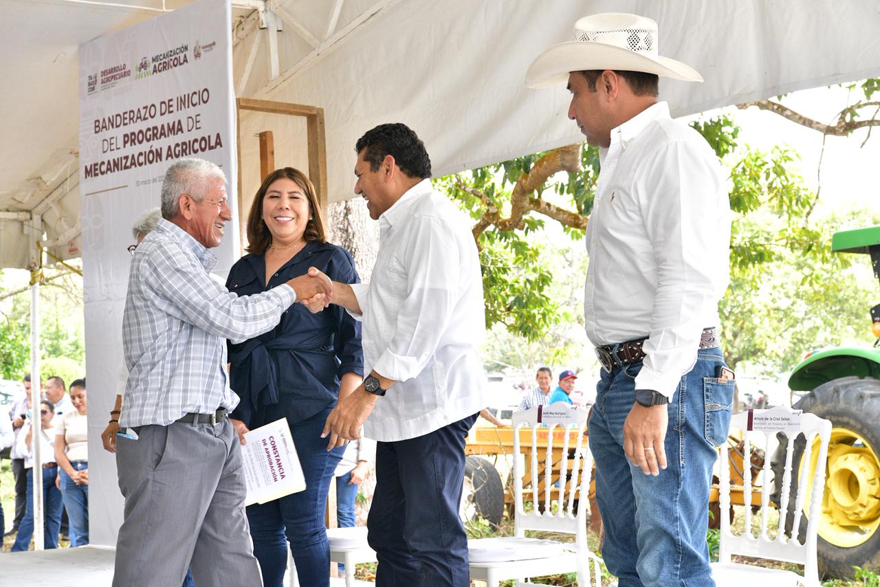 banderazo al programa de Mecanización Agrícola