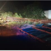 Tormenta brutal arranca techo gigante y bloquea carretera federal