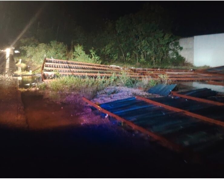 Tormenta brutal arranca techo gigante y bloquea carretera federal