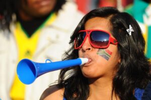 Las icónicas vuvuzelas llenan de sonido y color los estadios, símbolo inolvidable de la Copa Mundial de la FIFA 2010 en Sudáfrica.