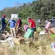 Aprovecharon el Míercoles de frutas y verduras: Automovilistas saquean camión tras volcadura tramo Xul-Ha–Bacalar