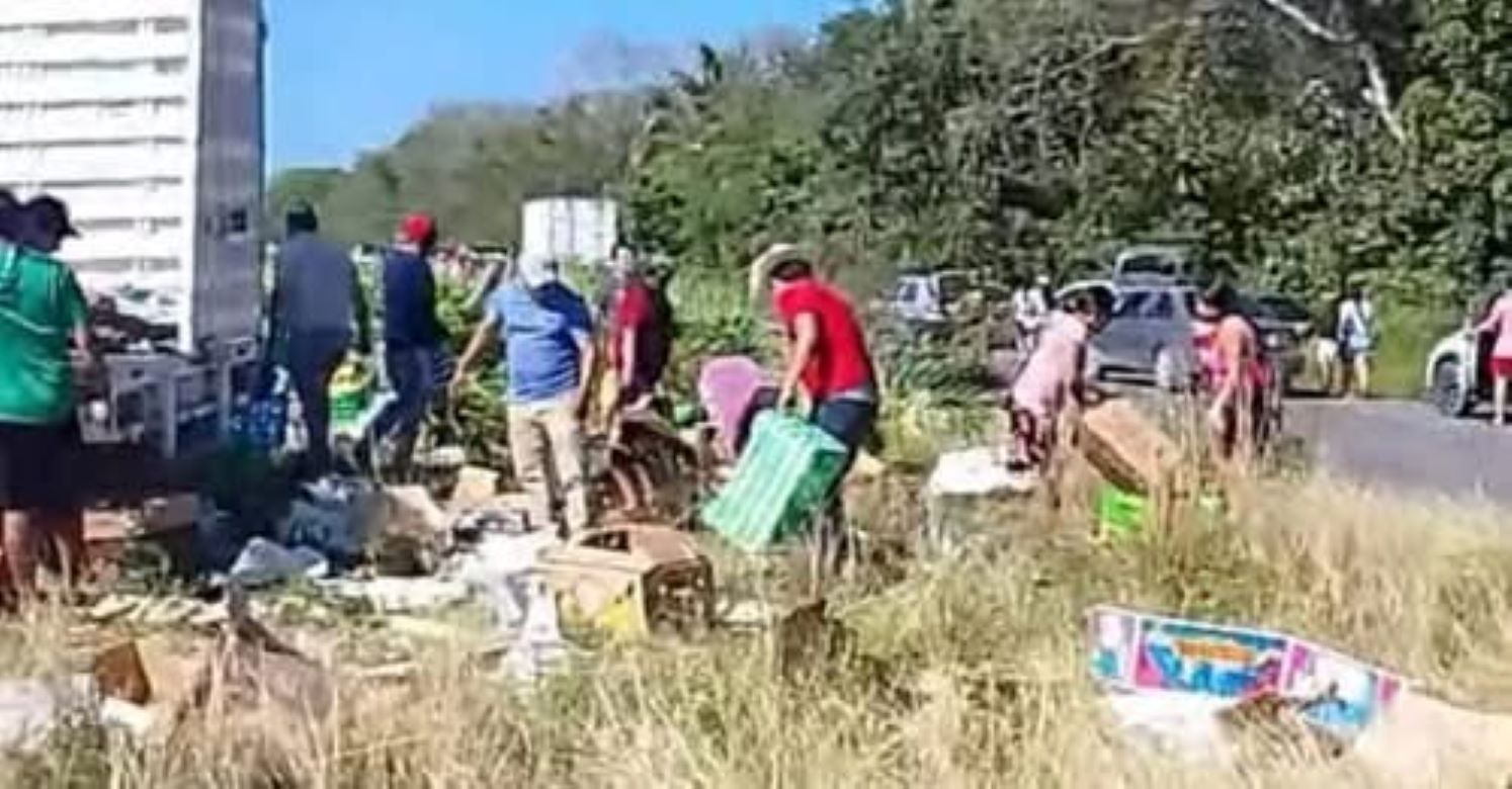 Aprovecharon el Míercoles de frutas y verduras: Automovilistas saquean camión tras volcadura tramo Xul-Ha–Bacalar