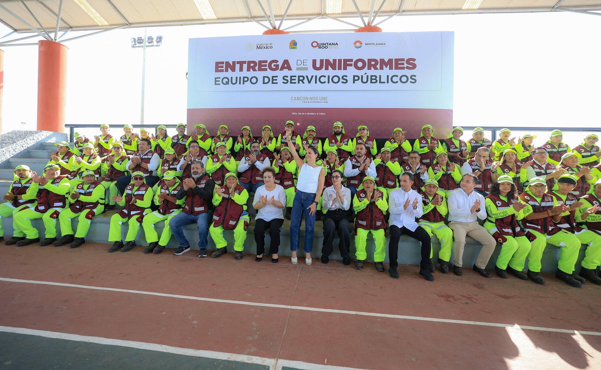 Ana Paty entrega uniformes a 1,200 colaboradores en Cancún