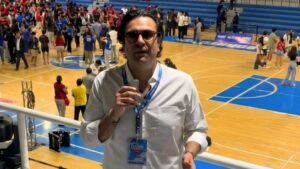 El momento en que el periodista deportivo fue asaltado quedó grabado en video y rápidamente se viralizó en redes sociales.