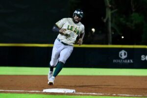 Con oportunismo y batazos clave en las primeras entradas, los Bravos de León se llevan el triunfo ante Leones y toman ventaja en la serie.