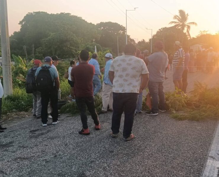 Bloquean carretera Frontera Ciudad del Carmen por protesta contra Pemex