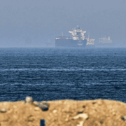 Proyectiles de origen desconocido impactan buque cerca de Emiratos Árabes Unidos