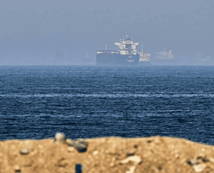 Proyectiles de origen desconocido impactan buque cerca de Emiratos Árabes Unidos
