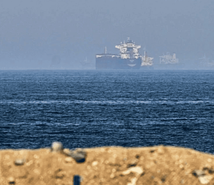Proyectiles de origen desconocido impactan buque cerca de Emiratos Árabes Unidos