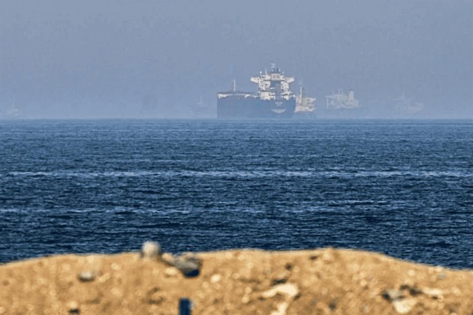 Proyectiles de origen desconocido impactan buque cerca de Emiratos Árabes Unidos