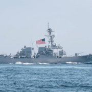 Buques de EEUU cruzan Ormuz bajo tensión militar