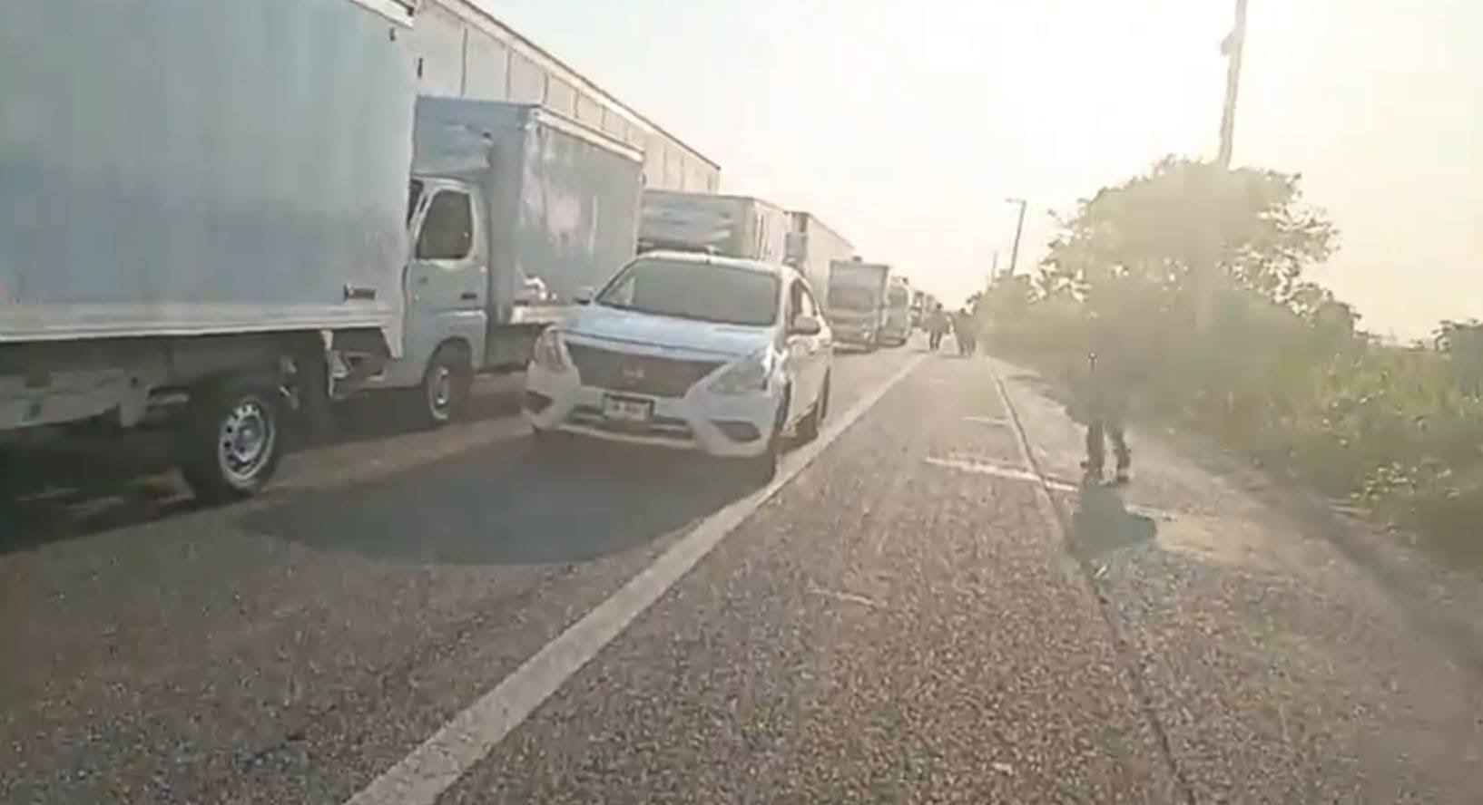 Caos vial y largas filas de vehículos