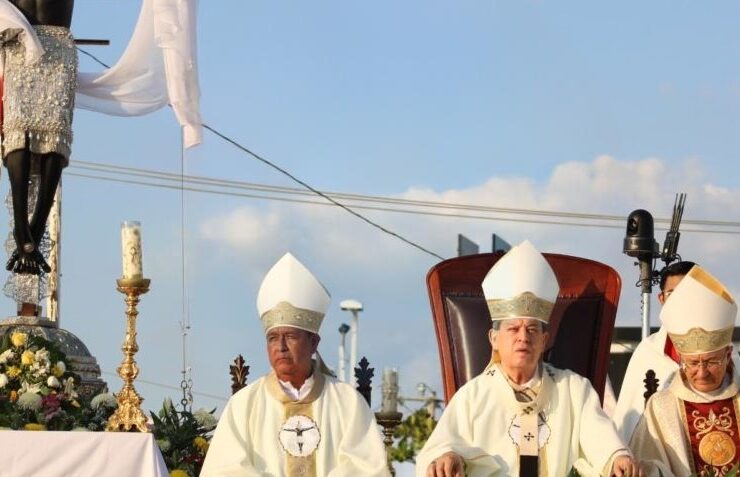 Monseñor recibe el "Báculo del Pueblo" en Campeche