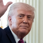 Trump dice que revisará nueva propuesta de Medio Oriente