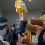 Japón contrata atletas como cuidadores para adultos mayores