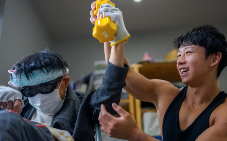 Japón contrata atletas como cuidadores para adultos mayores