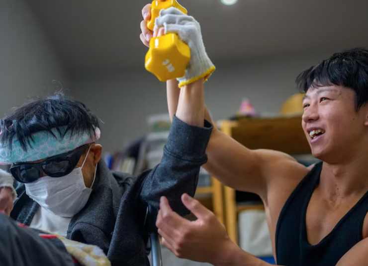 Japón contrata atletas como cuidadores para adultos mayores
