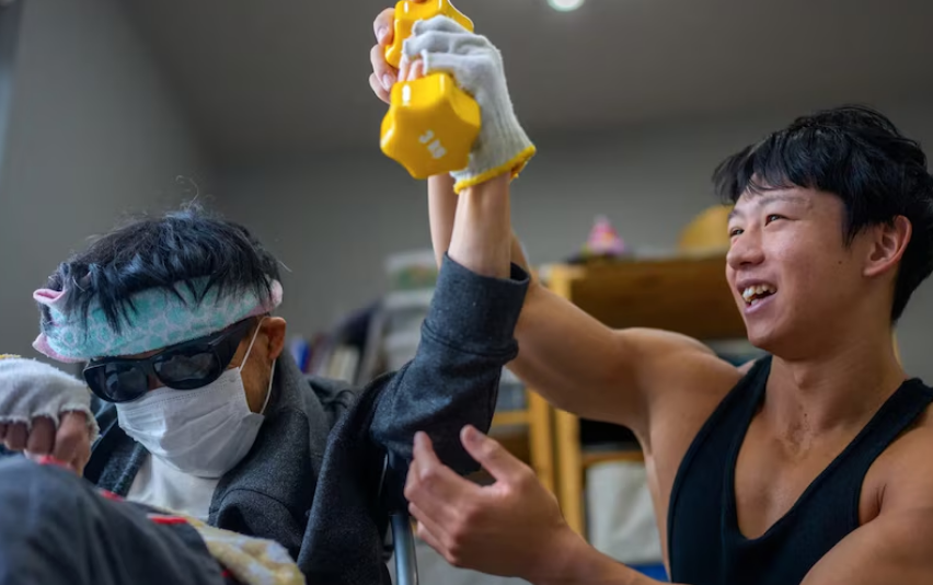 Japón contrata atletas como cuidadores para adultos mayores