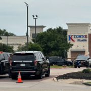 Tiroteo en centro comercial al norte de Dallas deja fallecidos y tres heridos
