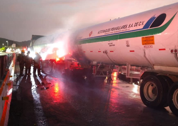 Controlan incendio en pipa y evitan tragedia en Seybaplaya, Campeche