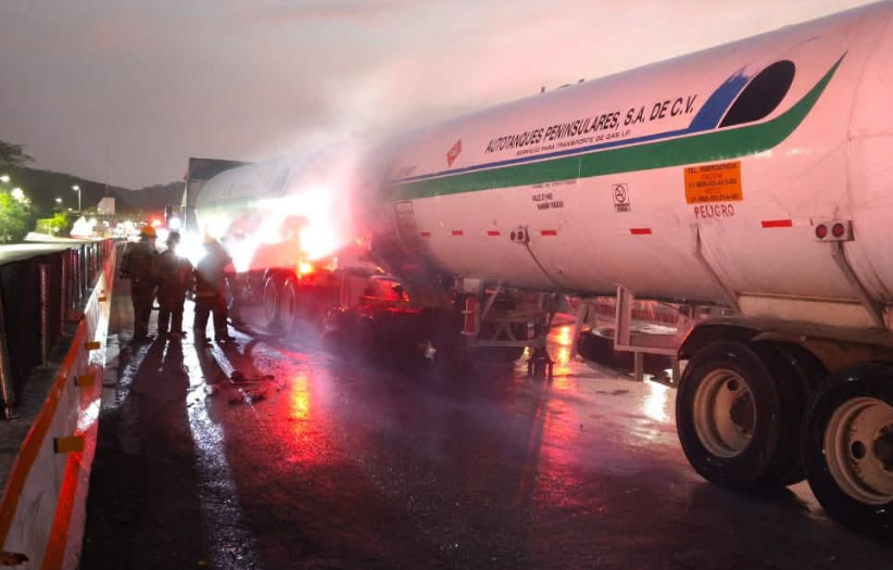 Controlan incendio en pipa y evitan tragedia en Seybaplaya, Campeche