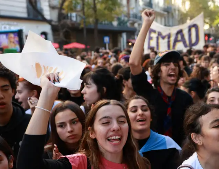 Protesta masiva en Argentina por el recorte presupuestal a Universidades