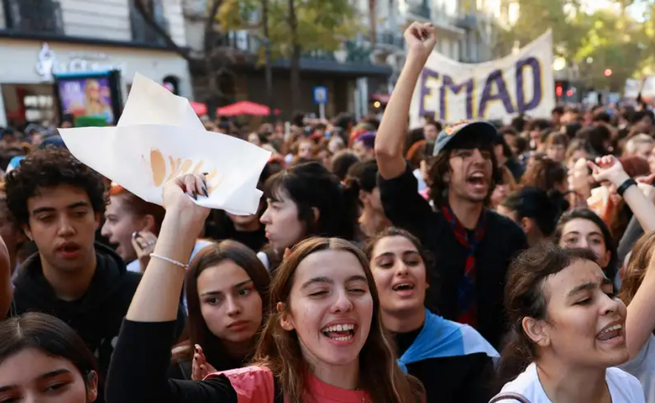 Protesta masiva en Argentina por el recorte presupuestal a Universidades