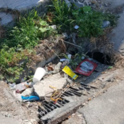 Vecinos alertan riesgo de electrocución en colonia de Escárcega