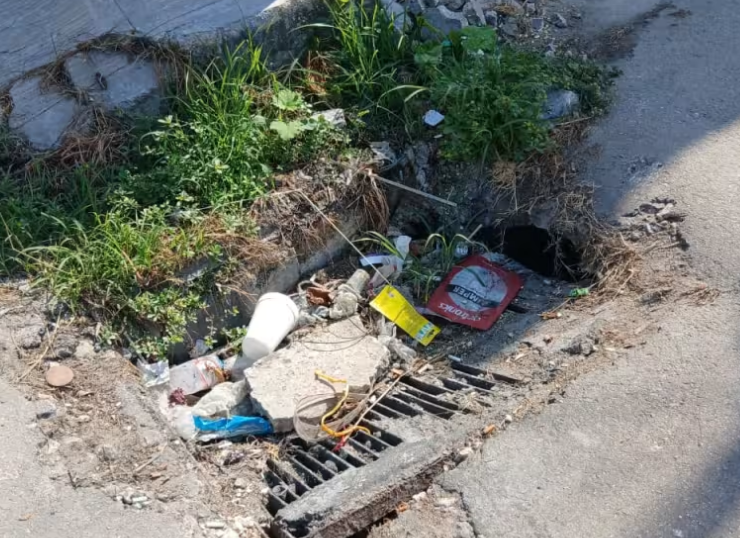 Vecinos alertan riesgo de electrocución en colonia de Escárcega