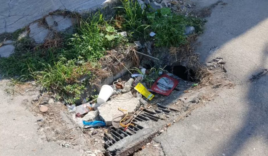 Vecinos alertan riesgo de electrocución en colonia de Escárcega