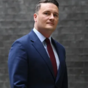 Principal rival del primer ministro británico Keir Starmer renuncia al Gobierno