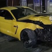Mujer choca un Mustang contra locales destrozando el vehículo y los establecimientos