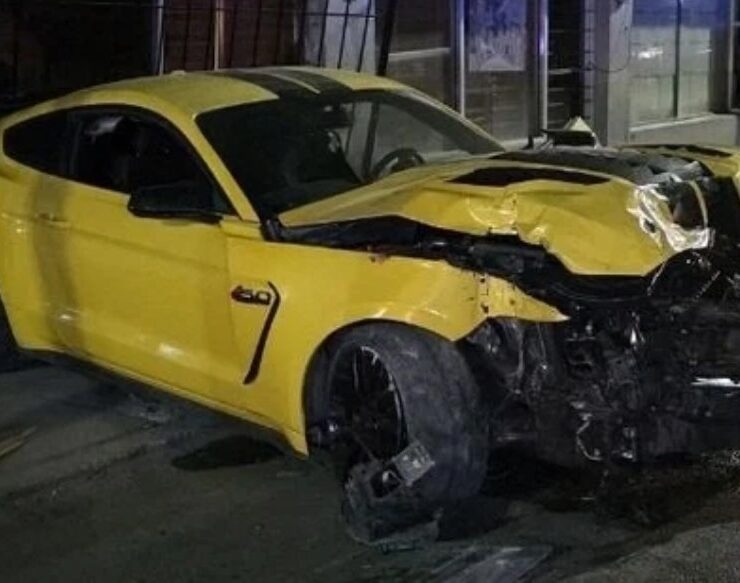 Mujer choca un Mustang contra locales destrozando el vehículo y los establecimientos