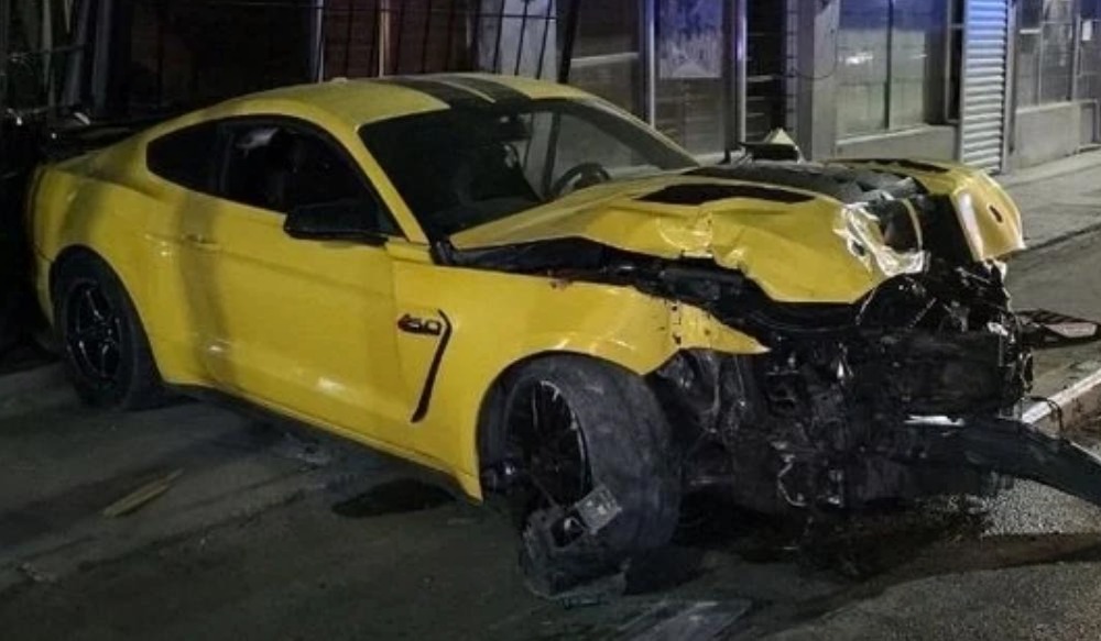 Mujer choca un Mustang contra locales destrozando el vehículo y los establecimientos