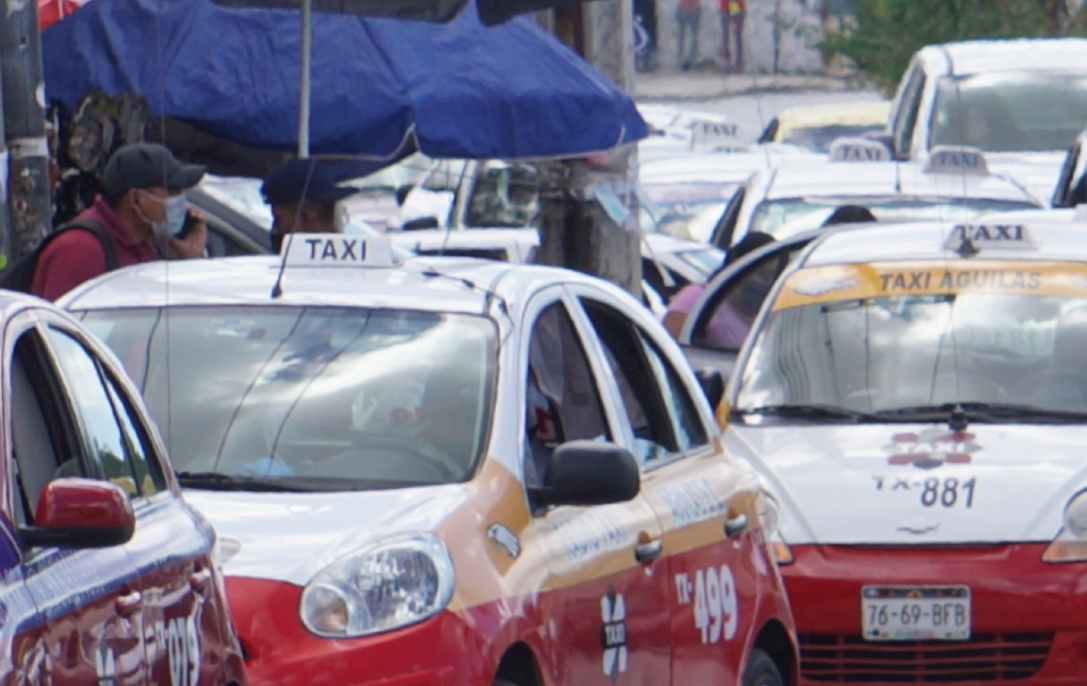 Choque entre taxi y automóvil genera tráfico en Campeche
