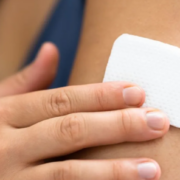 Crean una curita "Inteligente" que trata el melanoma