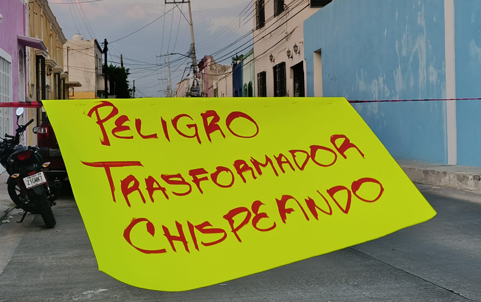 Bloquean parte del Barrio De Guadalupe por riesgo eléctrico