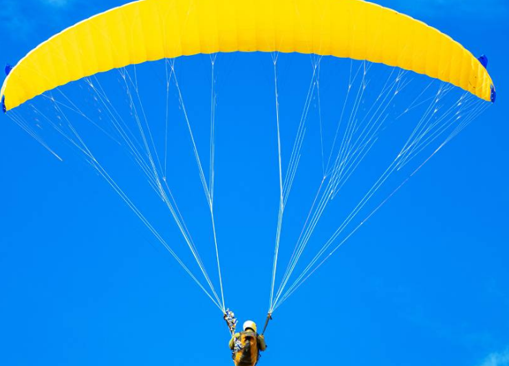 Avión golpea un paracaídas en un impactante accidente aéreo
