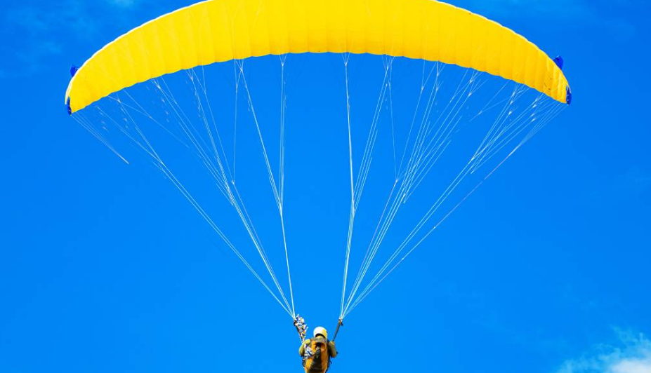 Avión golpea un paracaídas en un impactante accidente aéreo