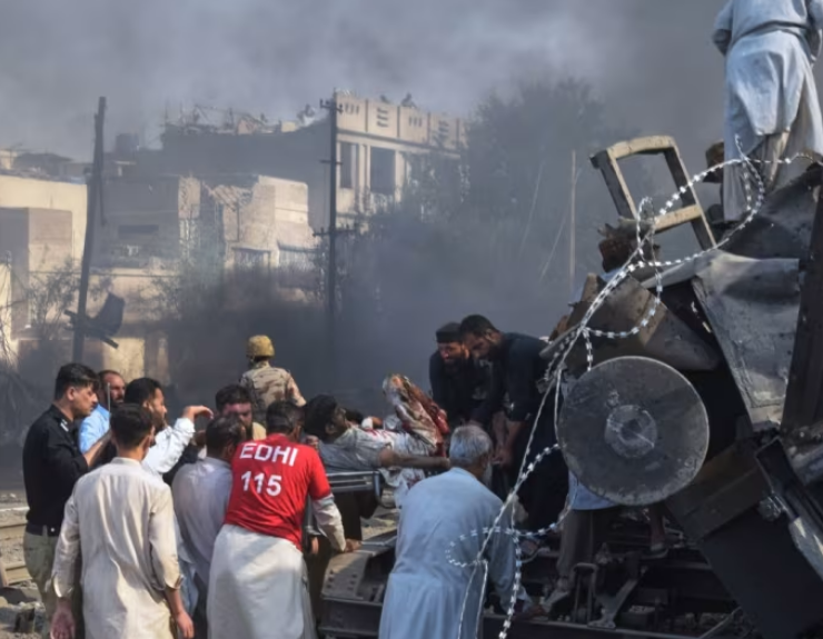Pakistán reporta un atentado contra estación de tren, al menos 23 fallecidos