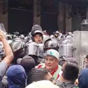 Policía impide plantón de CNTE en el Zócalo