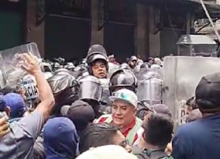Policía impide plantón de CNTE en el Zócalo