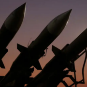 Estados Unidos ataca sitios de misiles en Irán durante diálogos de paz