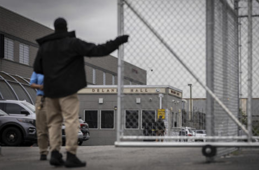 Protestas, intervención política y tensión en aumento huelga de hambre y protesta en centro de detención