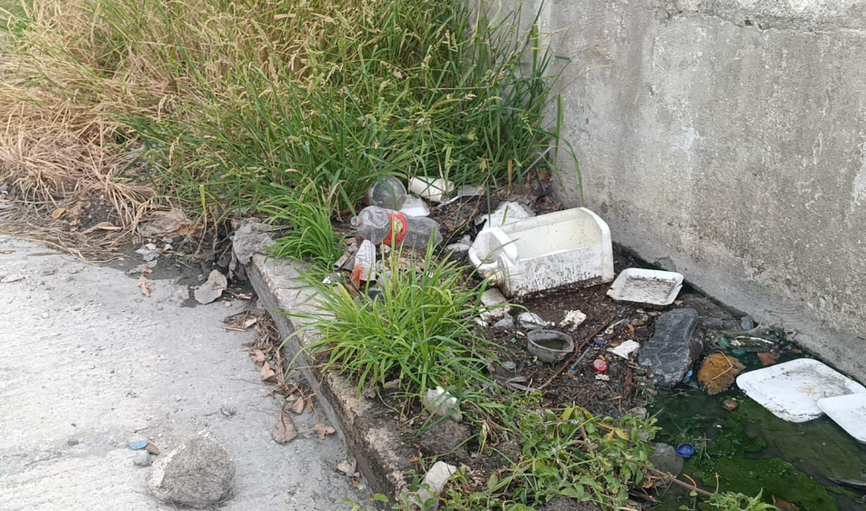 Riesgo de inundación en Santa Lucía por basura en alcantarillas