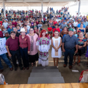 Sansores sorprende con semillas y fertilizantes