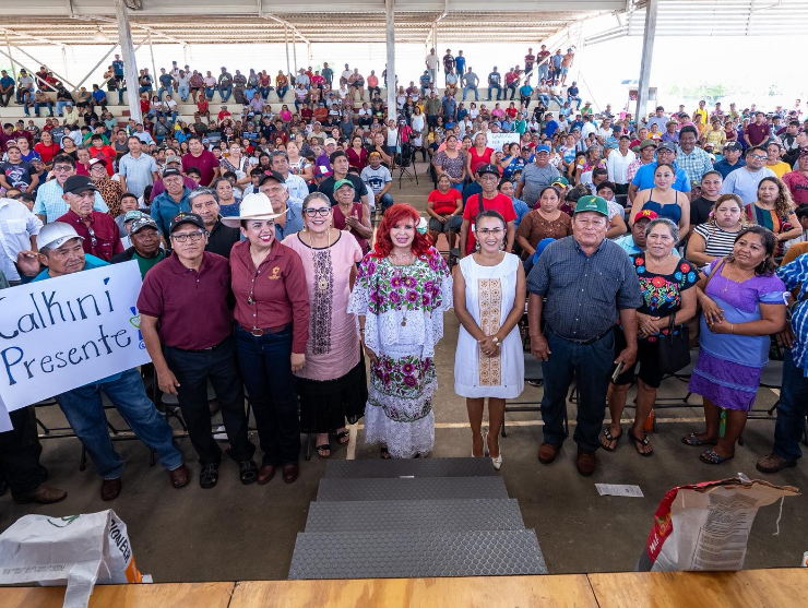 Sansores sorprende con semillas y fertilizantes