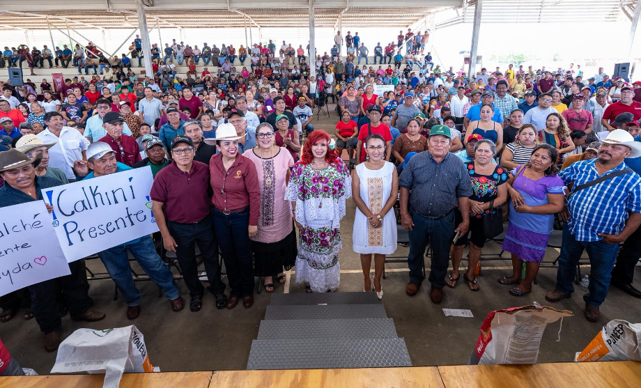 Sansores sorprende con semillas y fertilizantes