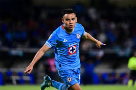 Charly Rodríguez apareció con clase y definición para marcar el primer gol de Cruz Azul en el emocionante empate ante Chivas en semifinales.