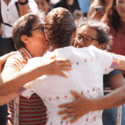 Claudia Sheinbaum felicita a las madres mexicanas en su día